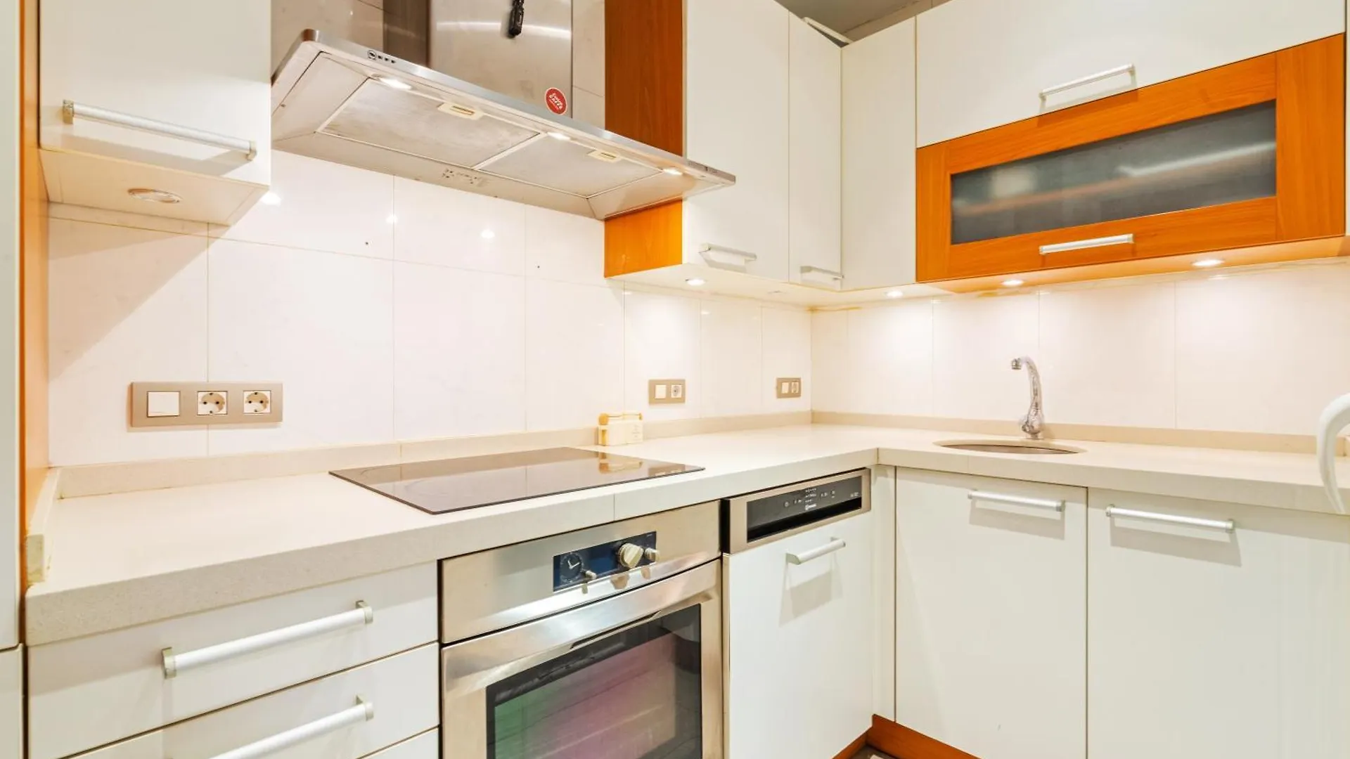 Quiet, Vibrant 2 Bedroom In Pedestrian Eixample Barcelona