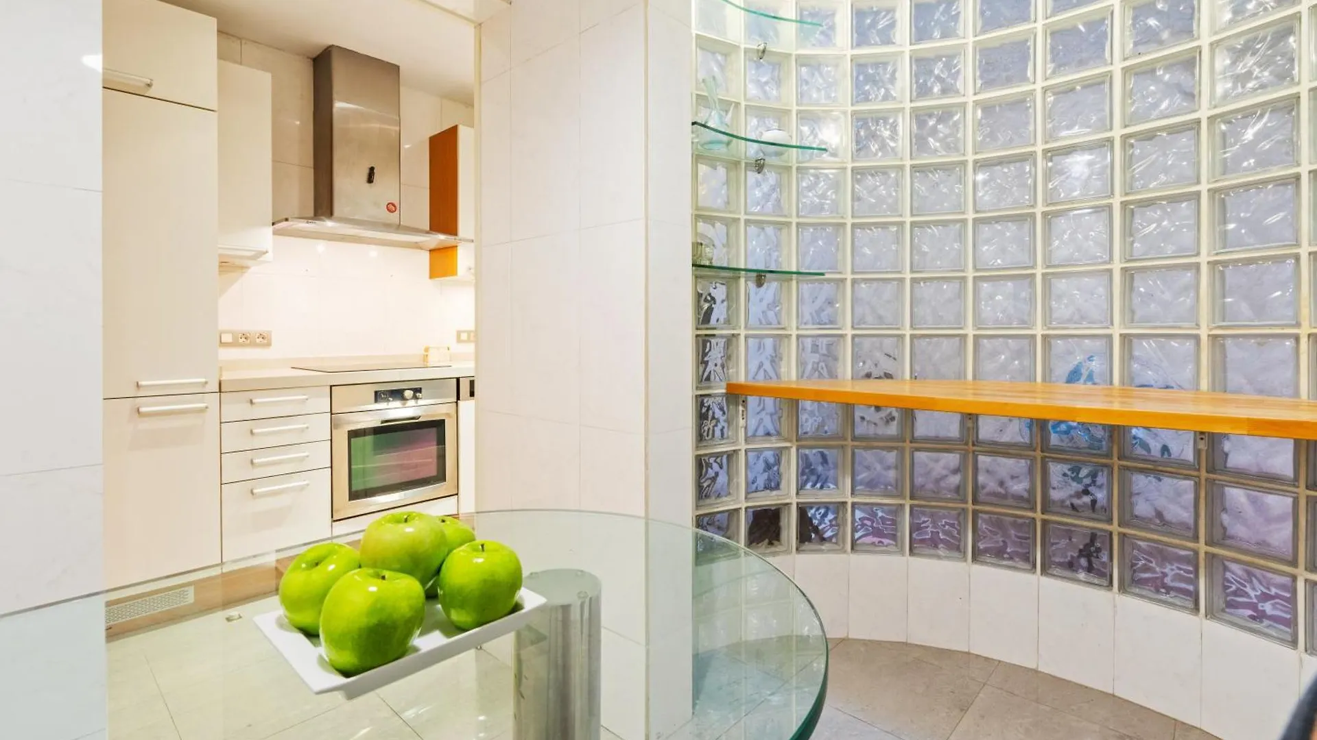 Quiet, Vibrant 2 Bedroom In Pedestrian Eixample Barcelona