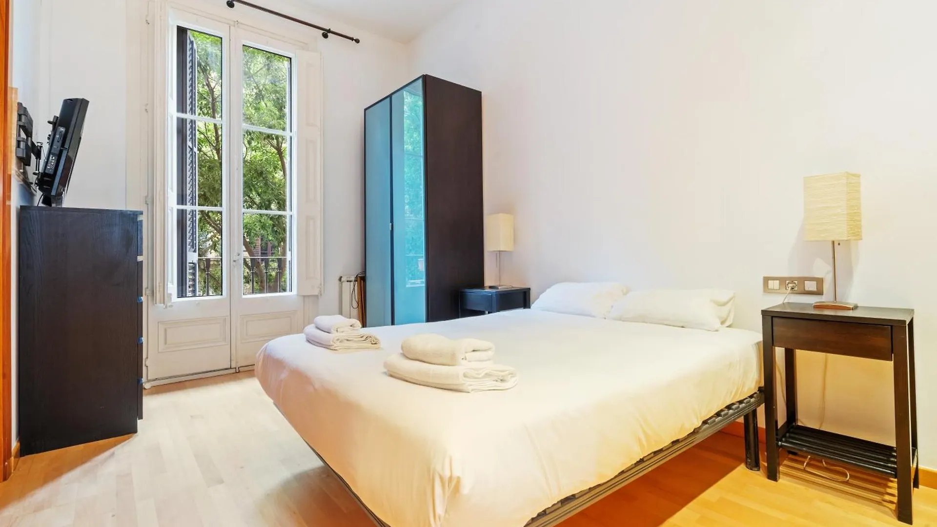 Apartment Quiet, Vibrant 2 Bedroom In Pedestrian Eixample Barcelona