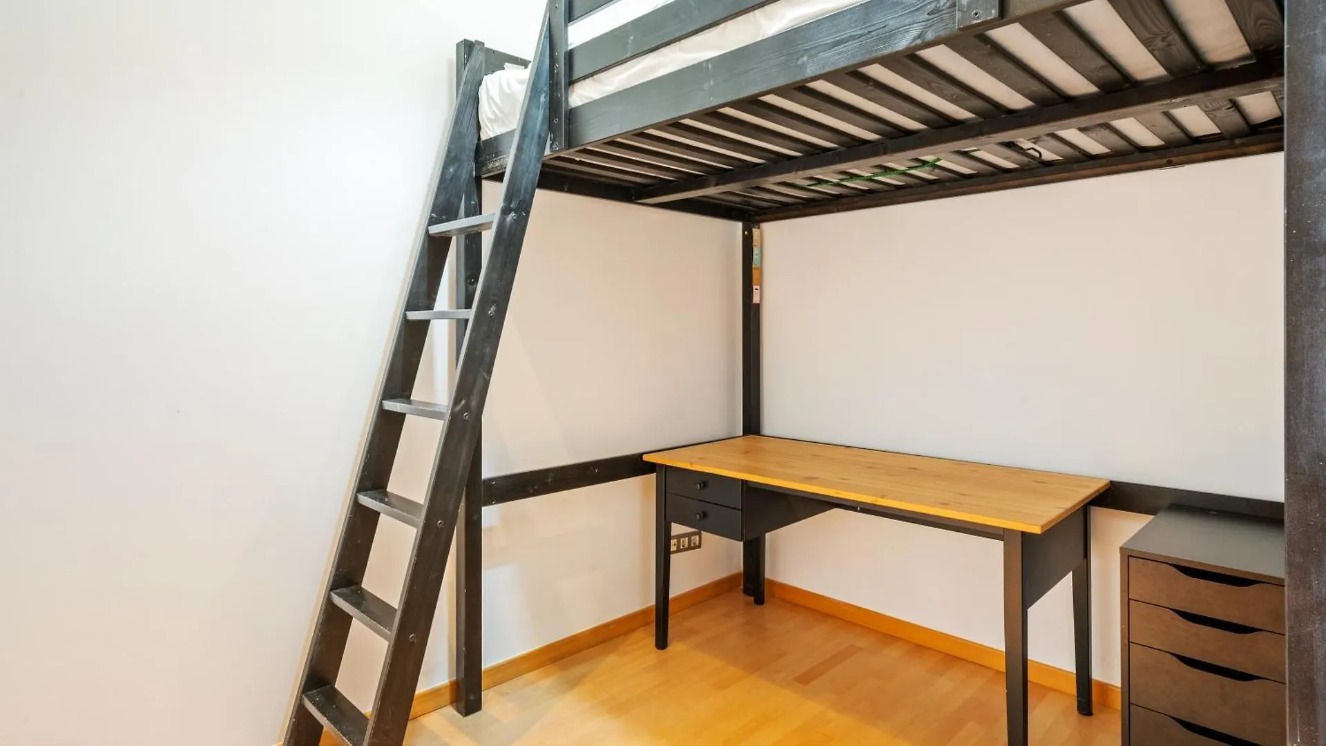 Quiet, Vibrant 2 Bedroom In Pedestrian Eixample Barcelona