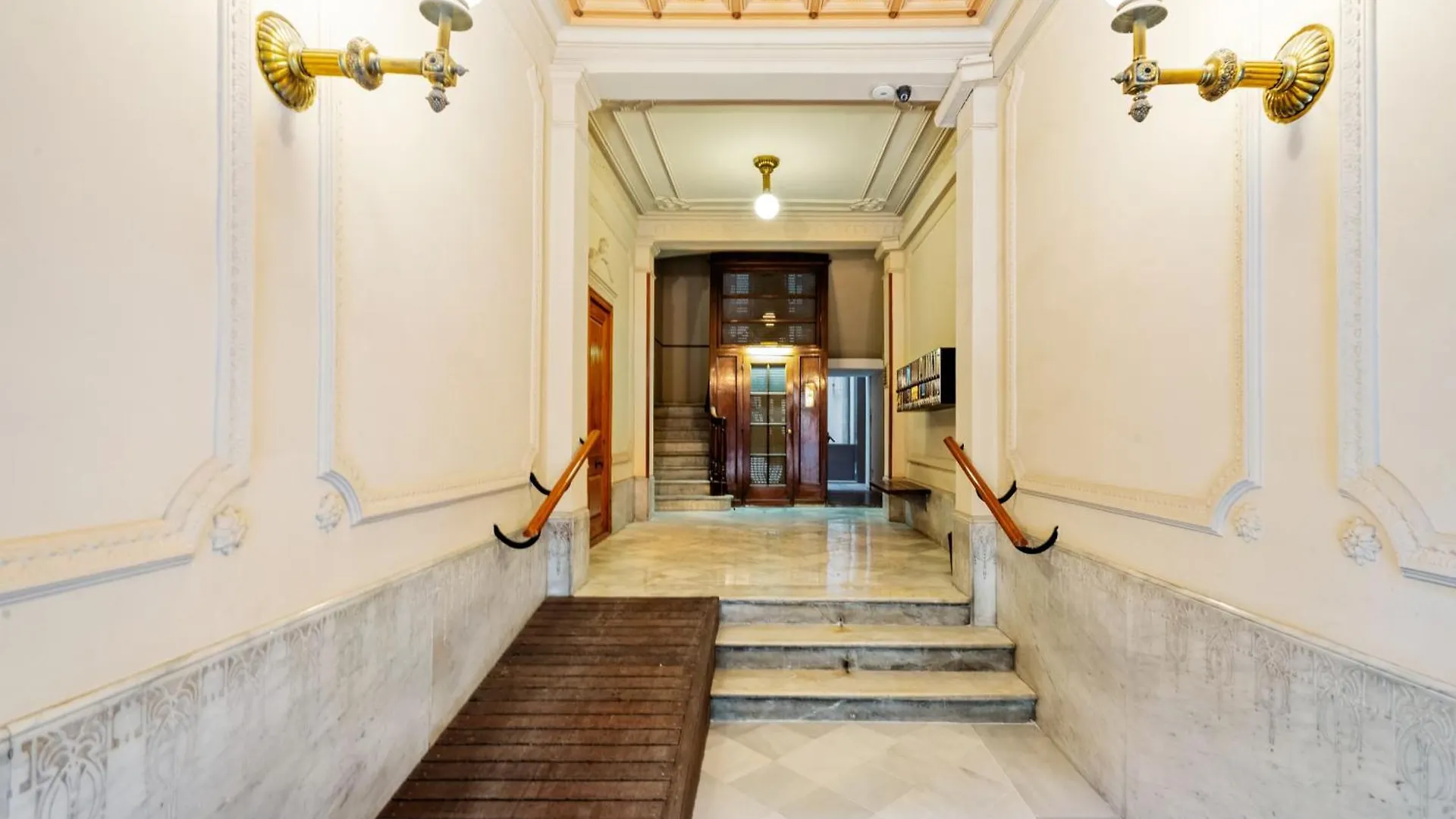 Quiet, Vibrant 2 Bedroom In Pedestrian Eixample Barcelona