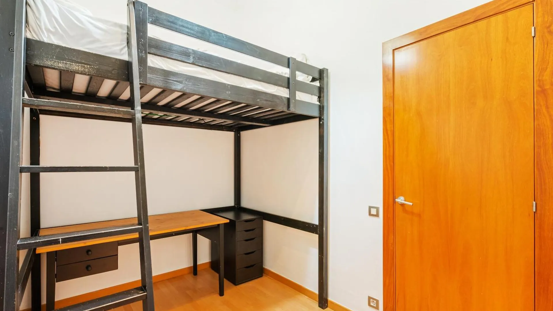 Quiet, Vibrant 2 Bedroom In Pedestrian Eixample Barcelona Spain