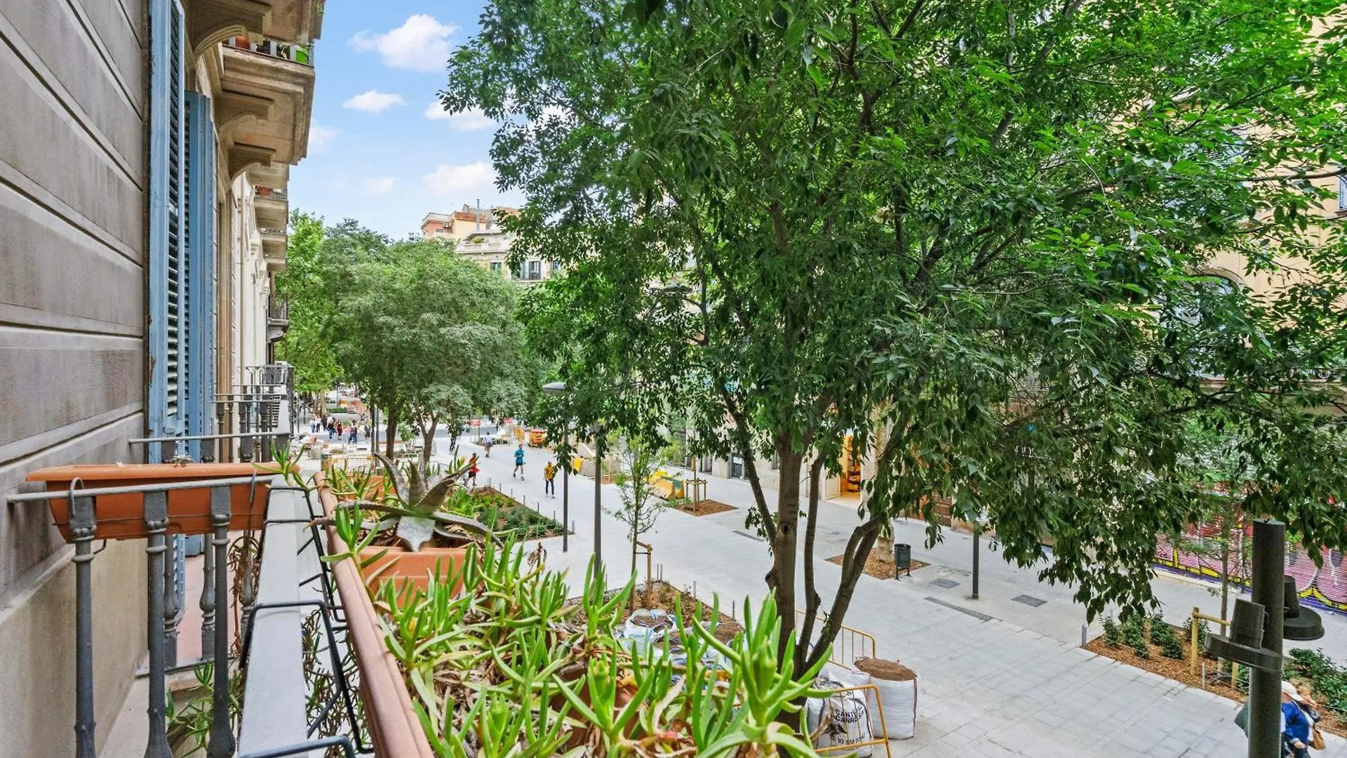 Quiet, Vibrant 2 Bedroom In Pedestrian Eixample Barcelona Apartment