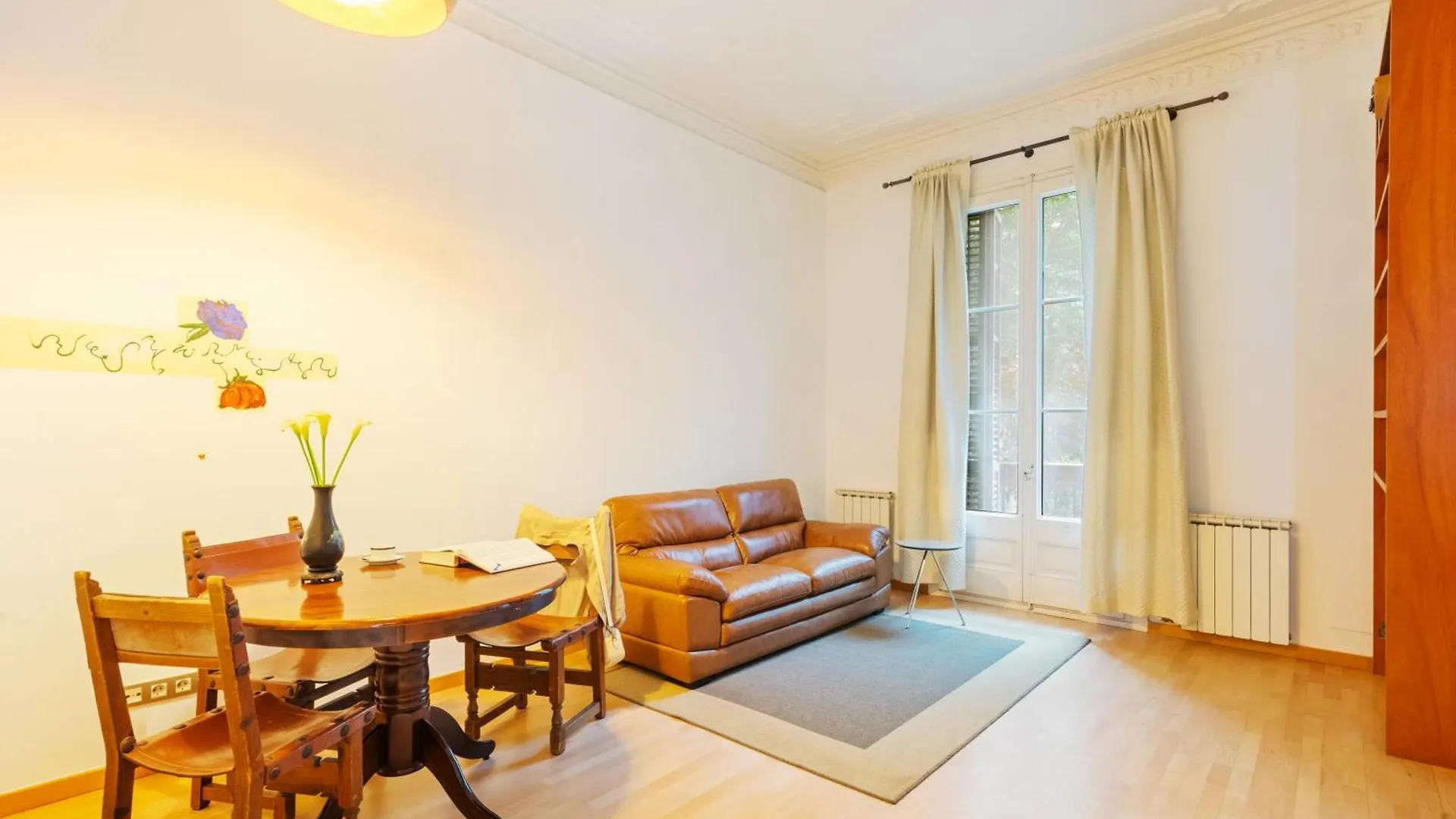 Quiet, Vibrant 2 Bedroom In Pedestrian Eixample Barcelona